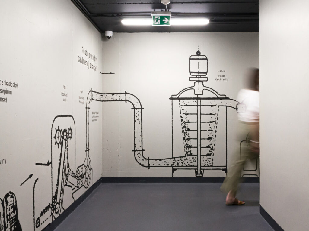 Pohľad na ilustrácie výrobných strojov, prechod do garáže objektu Pradiareň 1900