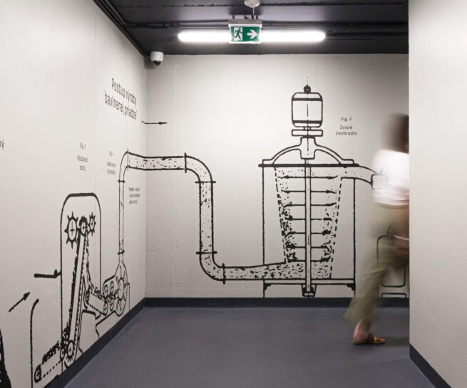 Pohľad na ilustrácie výrobných strojov, prechod do garáže objektu Pradiareň 1900