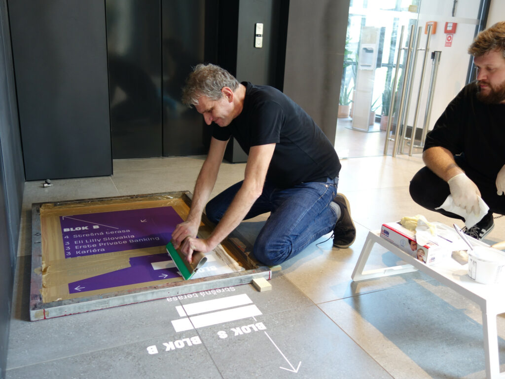 Tlač navigačných prvkov infosystému spôsobom sieťotlače na podlahu