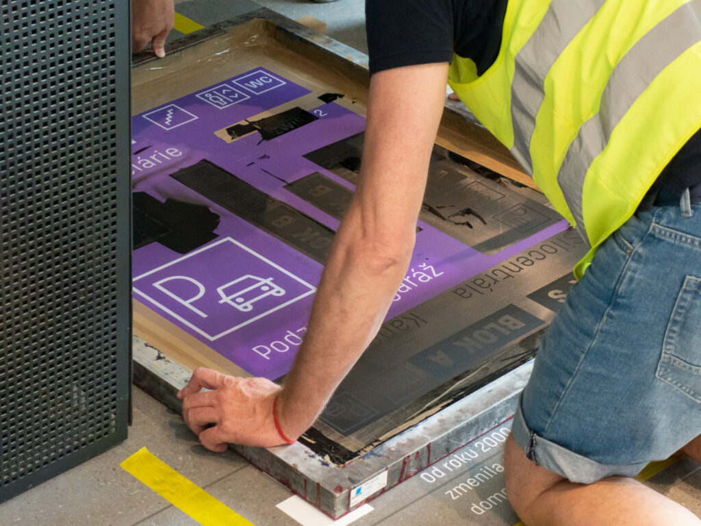 Tlač navigačných prvkov infosystému spôsobom sieťotlače na podlahu