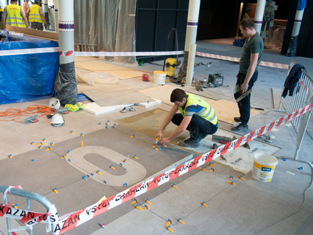 Výroba navigačných prvkov infosystému formou intarzovania svetlej a tmavej dlažby