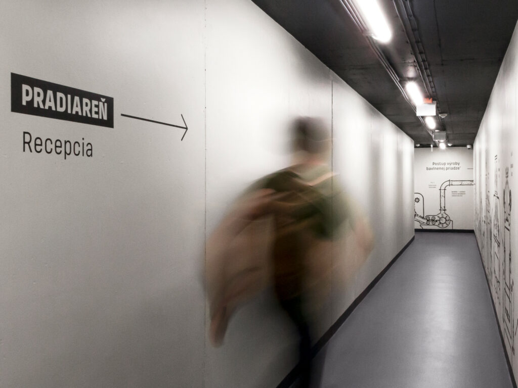 Pohľad na ilustrácie výrobných strojov, prechod do garáže objektu Pradiareň 1900